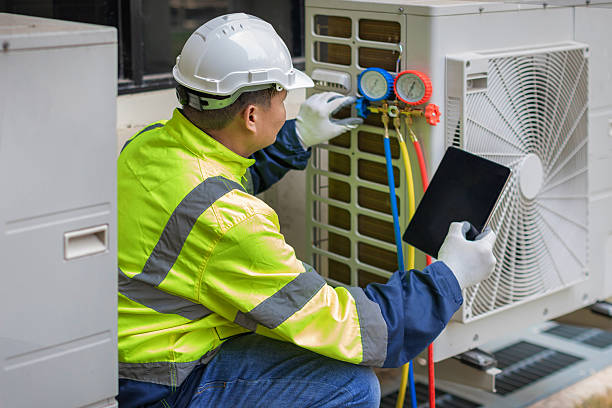 Professional Hvac technician working in Bushnell, FL